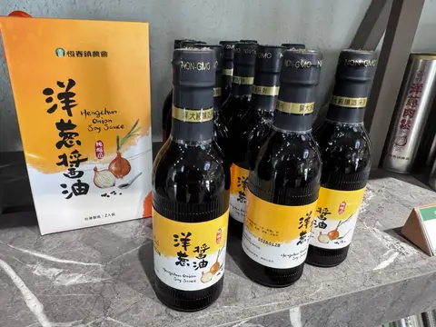 一排洋蔥醬油，旁邊是洋蔥醬油的包裝盒