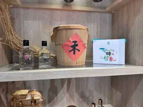 木架上的小瓶燒酎、木桶與禮盒陳列
