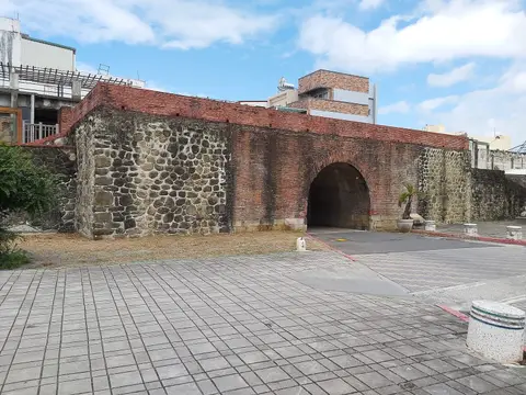 恆春古城西門的磚造城門與門前的廣場