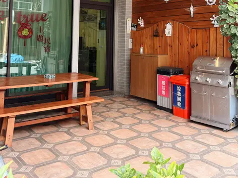 美夢成真的烤肉區在一樓前庭，與戶外用餐長桌同一處；戲水池在樓上陽台，兩者分開